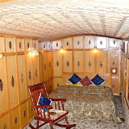 Shah Abbas Hotel At Dal Lake Srīnagar Екстериор снимка